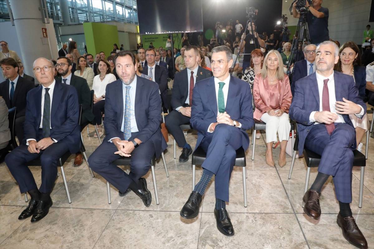 Puente i Sánchez, a l?aeroport d?Elx en setembre de 2025, quan van presentar les inversions aeroportuàries de l?Estat - Europa Press Puente i Sánchez, a l?aeroport d?Elx en setembre de 2025, quan van presentar les inversions aeroportuàries de l?Estat