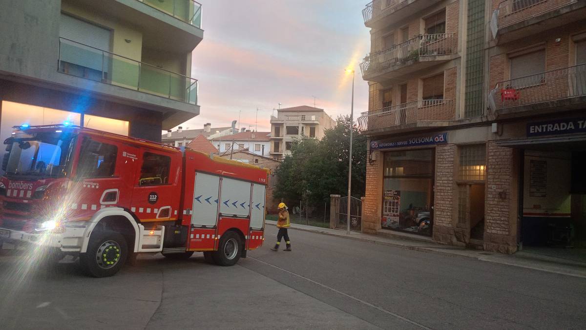 Una fuita d'aigua en un pis de Solsona provoca un ensurt a l'avinguda Cardenal Tarancón