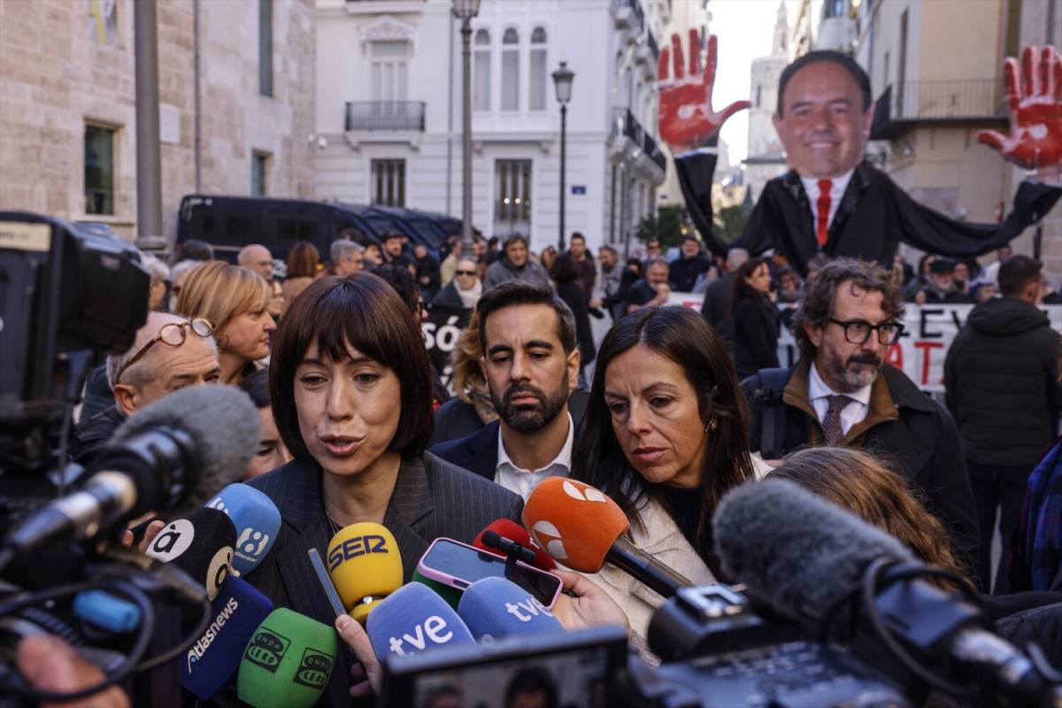 Morant compareix davant la premsa, escortat per José Muñoz, en una concentració de les víctimes de la dana - Europa Press Morant compareix davant la premsa, escortat per José Muñoz, en una concentració de les víctimes de la dana