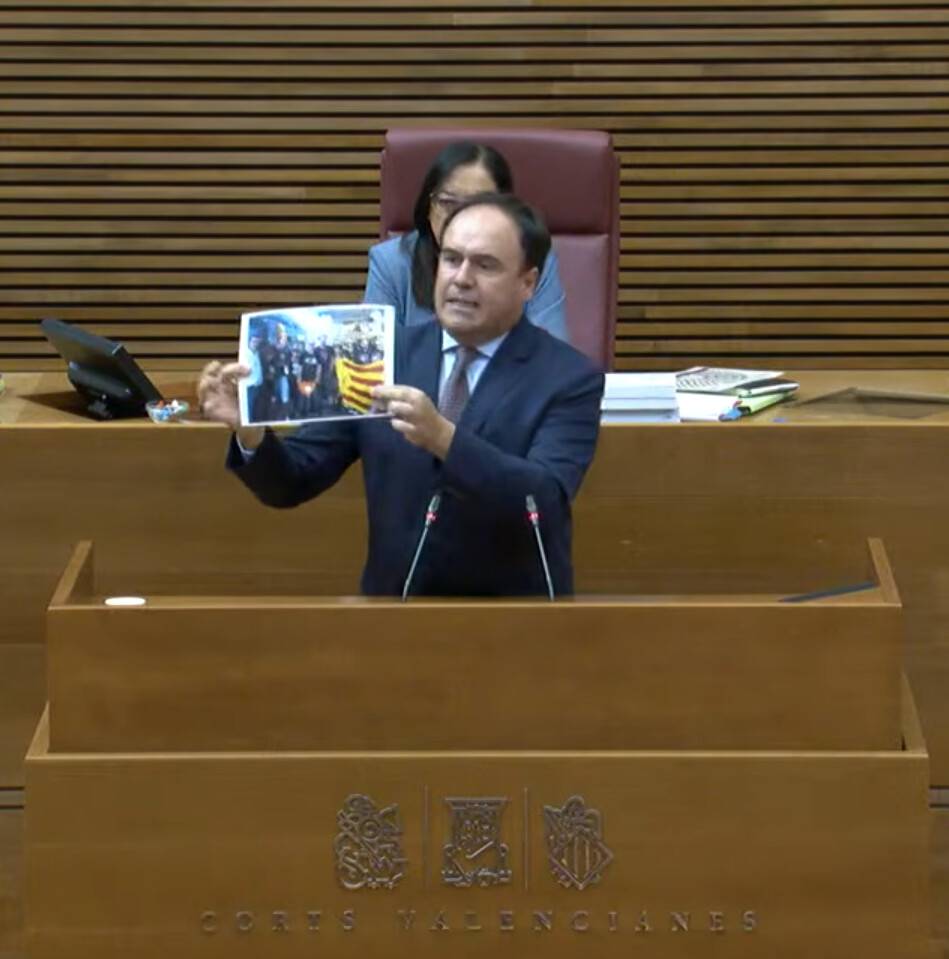 Pérez Llorca exhibeix una foto de Baldoví al costat d`una estelada - Europa Press Pérez Llorca exhibeix una foto de Baldoví al costat d`una estelada