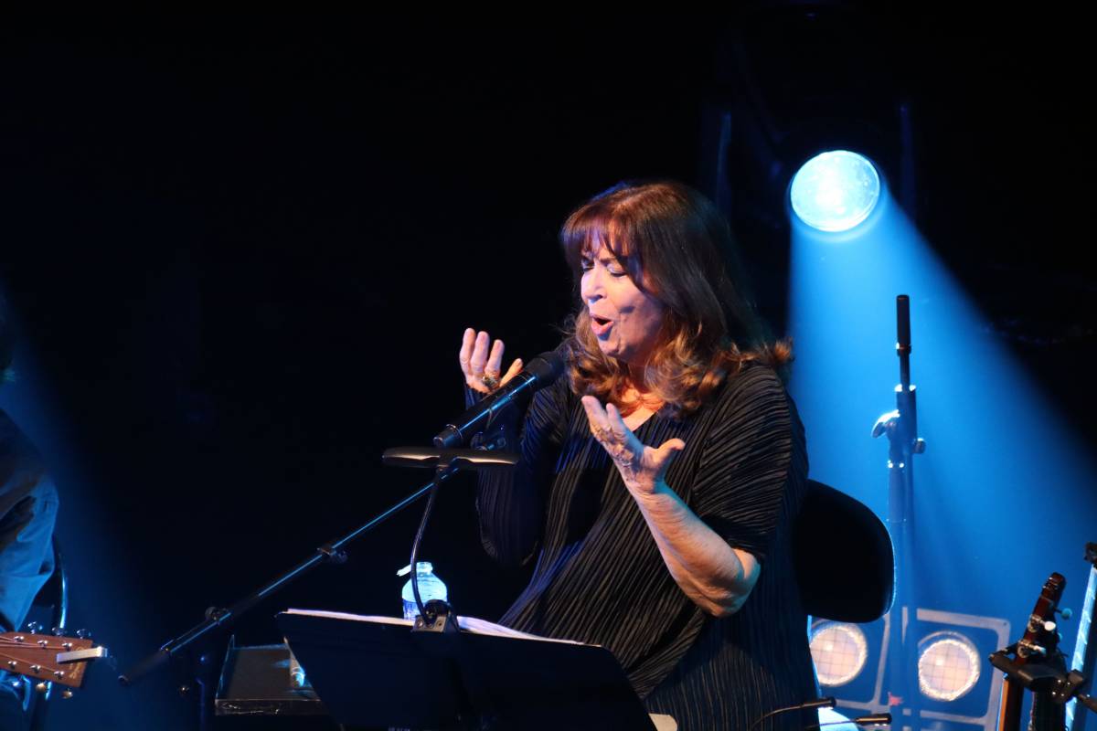 Maria del Mar Bonet dedica «Què volen aquesta gent» a Puigdemont a L’Olympia de París