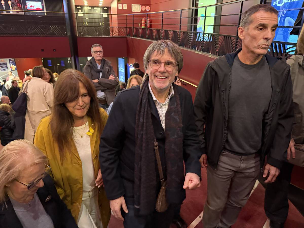 Laura Borràs i Carles Puigdemont, al concert de Maria del Mar Bonet a París - Oriol Bosch / ACN Laura Borràs i Carles Puigdemont, al concert de Maria del Mar Bonet a París