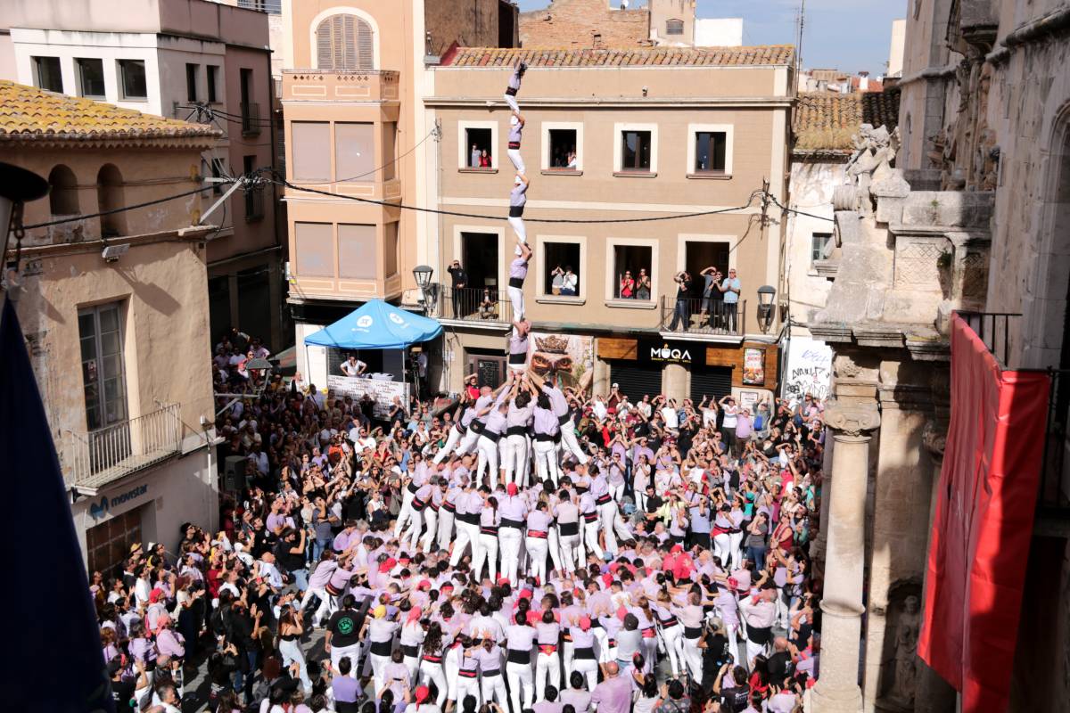 Els Minyons tornen del Vendrell completant tres castells de 9, i amb el pilar de 8 de nou carregat
