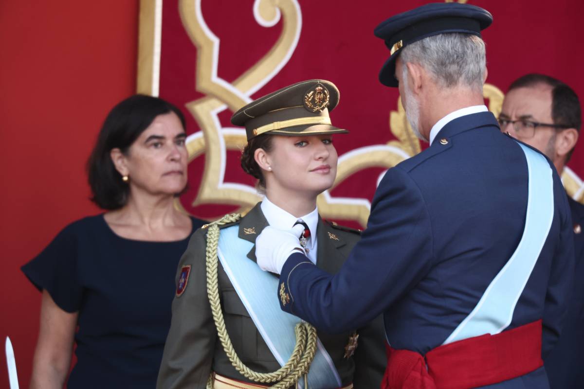 A Elionor li cau el Toisó d'Or, símbol de l'herència de la corona, a la desfilada del 12-O