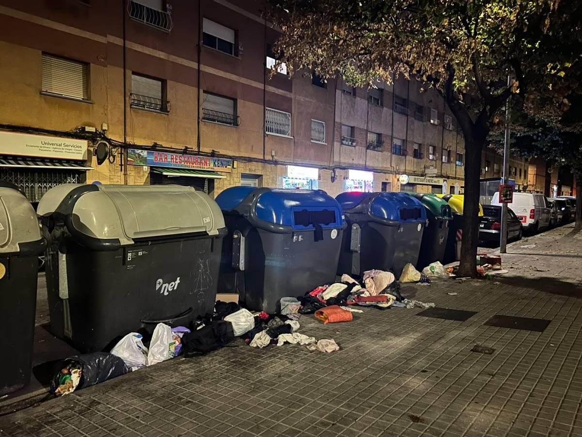 Indignació al sud per les deixalles escampades al voltant de contenidors