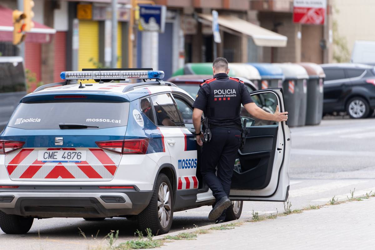 Un home es presenta a comissaria i assegura que li han calat foc al cotxe mentre hi dormia
