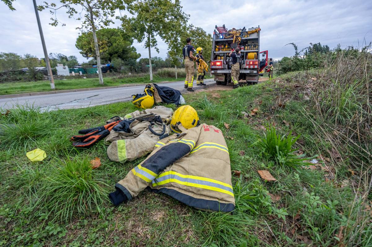 Incendi a una zona d`horts de Can Llong - Juanma Peláez Incendi a una zona d`horts de Can Llong