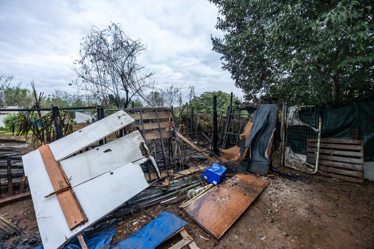 Incendi a una zona d`horts de Can Llong - Juanma Peláez Incendi a una zona d`horts de Can Llong
