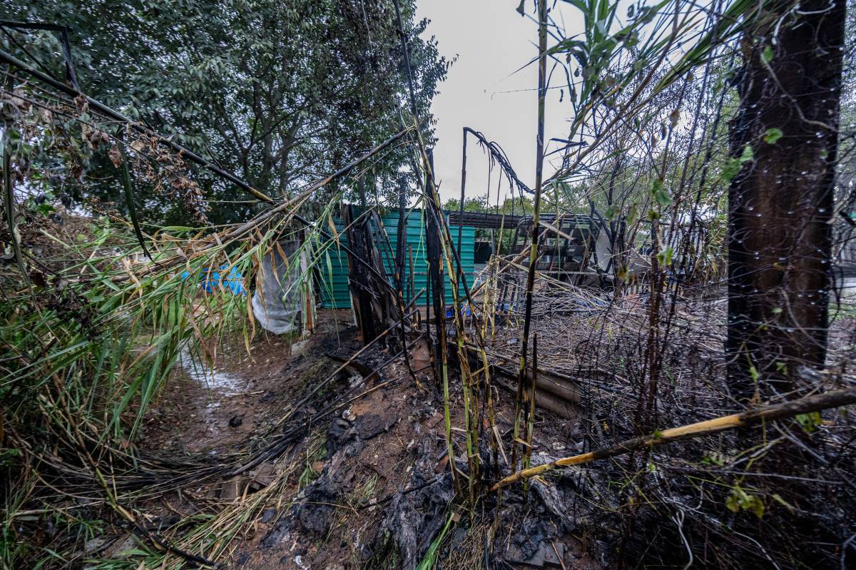 Incendi a una zona d`horts de Can Llong - Juanma Peláez Incendi a una zona d`horts de Can Llong