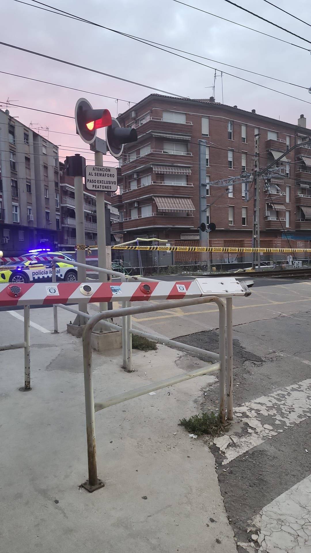Demores a Rodalies per l’impacte d’un camió contra una barrera del pas a nivell a Montcada i Reixac
