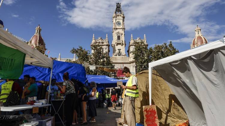 Dormir poc, lluitar molt: l’acampada per l’habitatge a València es fa gran