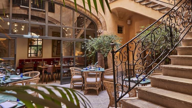 Molts de turistes per als hotelers i pocs doblers per al comerç i la restauració