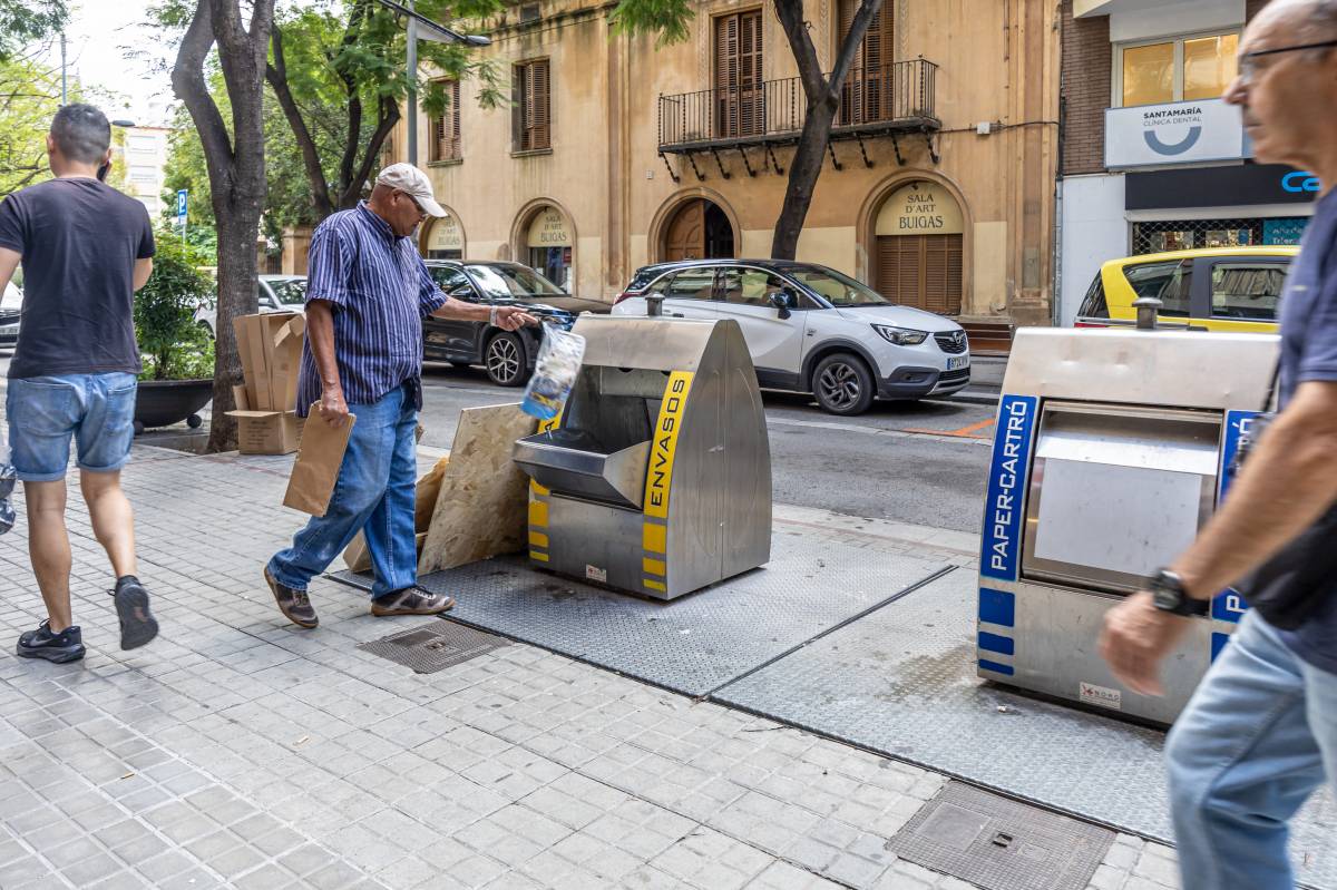 La brutícia s`acumula als carrers de Cerdanyola - Juanma Peláez La brutícia s`acumula als carrers de Cerdanyola