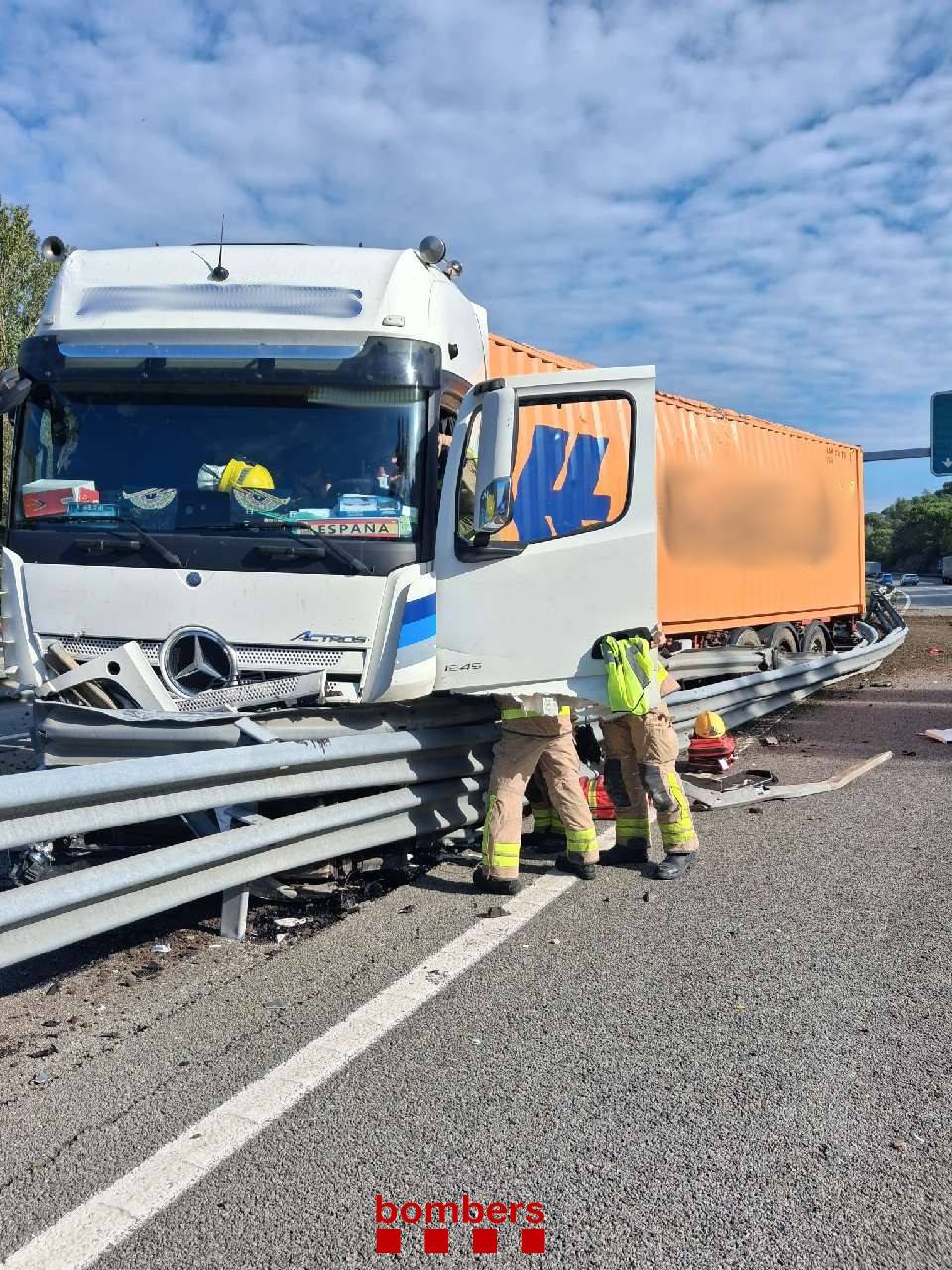 Vehicle accidentat a l`AP-7. - Bombers Vehicle accidentat a l`AP-7.