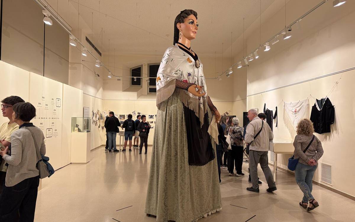 La geganta Pubilla de Manresa bufarà 75 espelmes amb dues cercaviles i una ballada de gegants