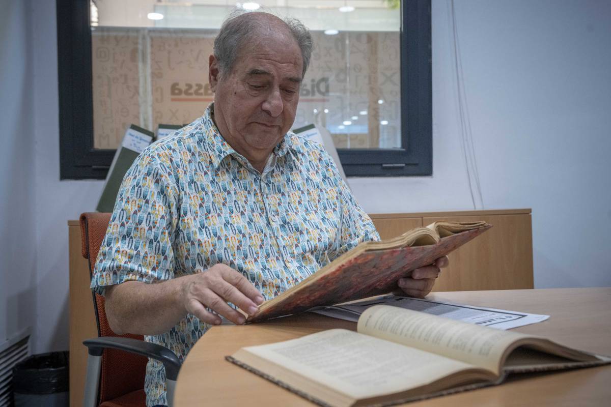 Josep Puy amb llibres de Quintín López - Nebridi Aróztegui Josep Puy amb llibres de Quintín López