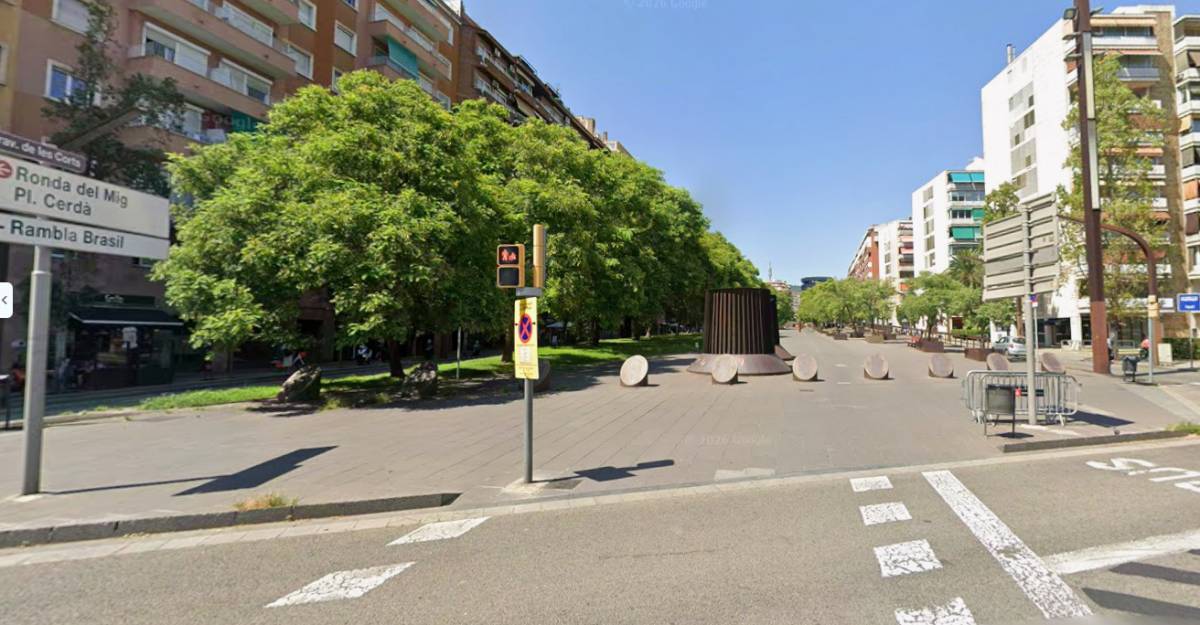 Mor una motorista de 19 anys en un accident amb un camió a Barcelona