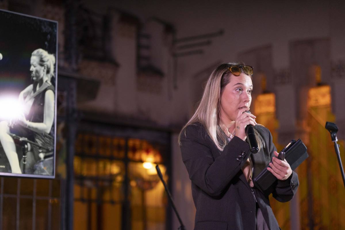 Una cantaora converteix la Casa Alegre de Sagrera en el seu porxo: 