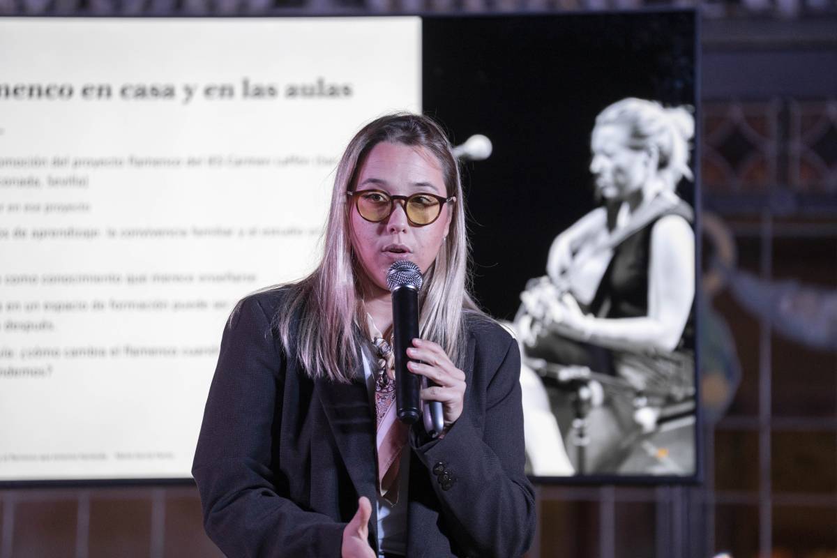 La cantaora, durant la conferència - Alberto Tallón