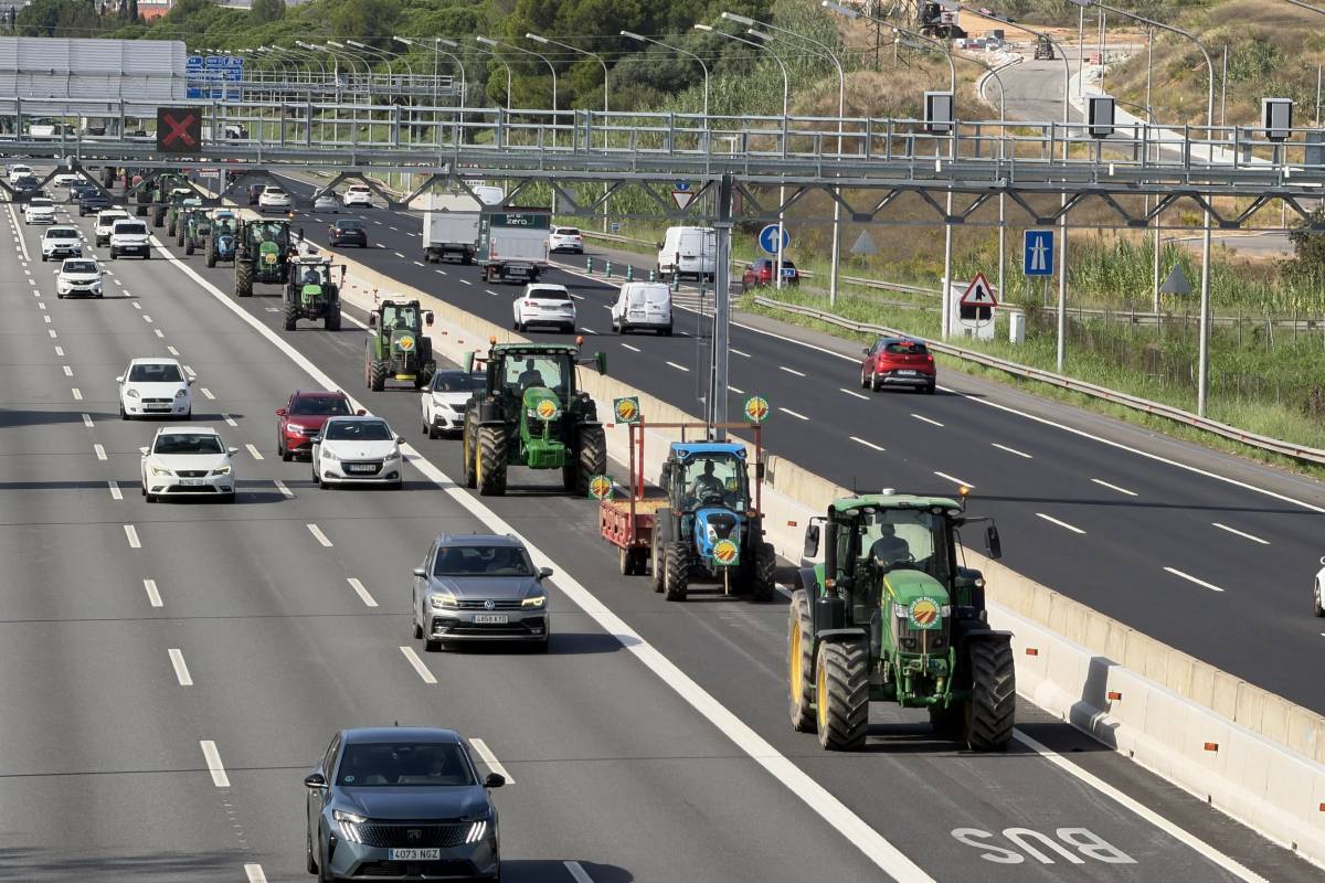 Tractors entrant a Barcelona per la B-23 - Àlex Recolons / ACN