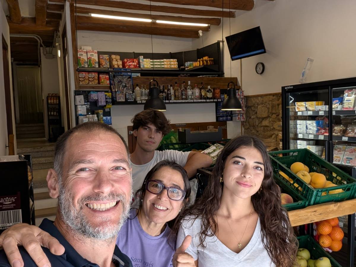 Una terrassenca recupera un comerç amb 140 anys d'història: "La botiga s'ha convertit en el nou punt de trobada del poble"