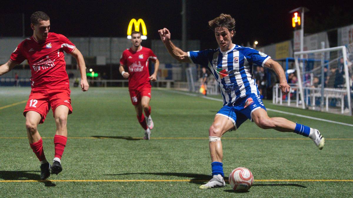 Jordi Ranera intenta una centrada en una acció de la primera meitat - Nebridi Aróztegui Jordi Ranera intenta una centrada en una acció de la primera meitat