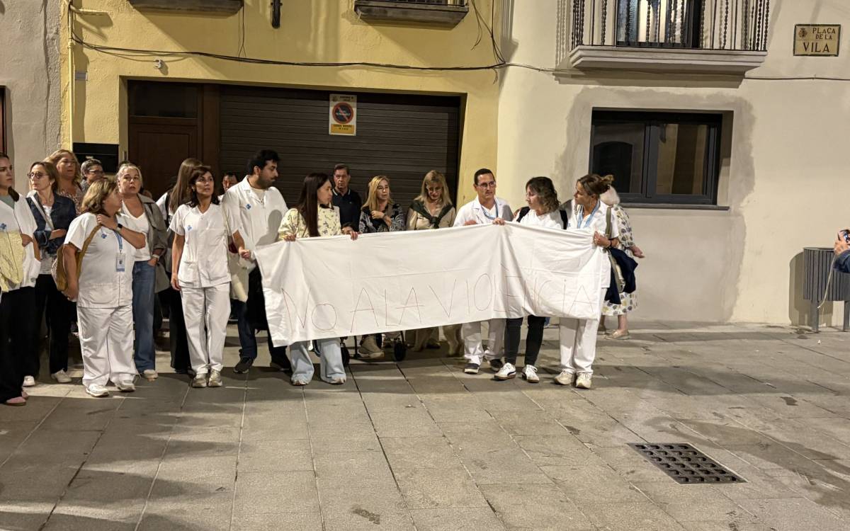 Professionals del CAP de Torelló han participat en la concentració de rebuig a la violència arran de l`apunyalament d`un sanitari al poble. - Aj. Torelló Professionals del CAP de Torelló han participat en la concentració de rebuig a la violència arran de l`apunyalament d`un sanitari al poble.