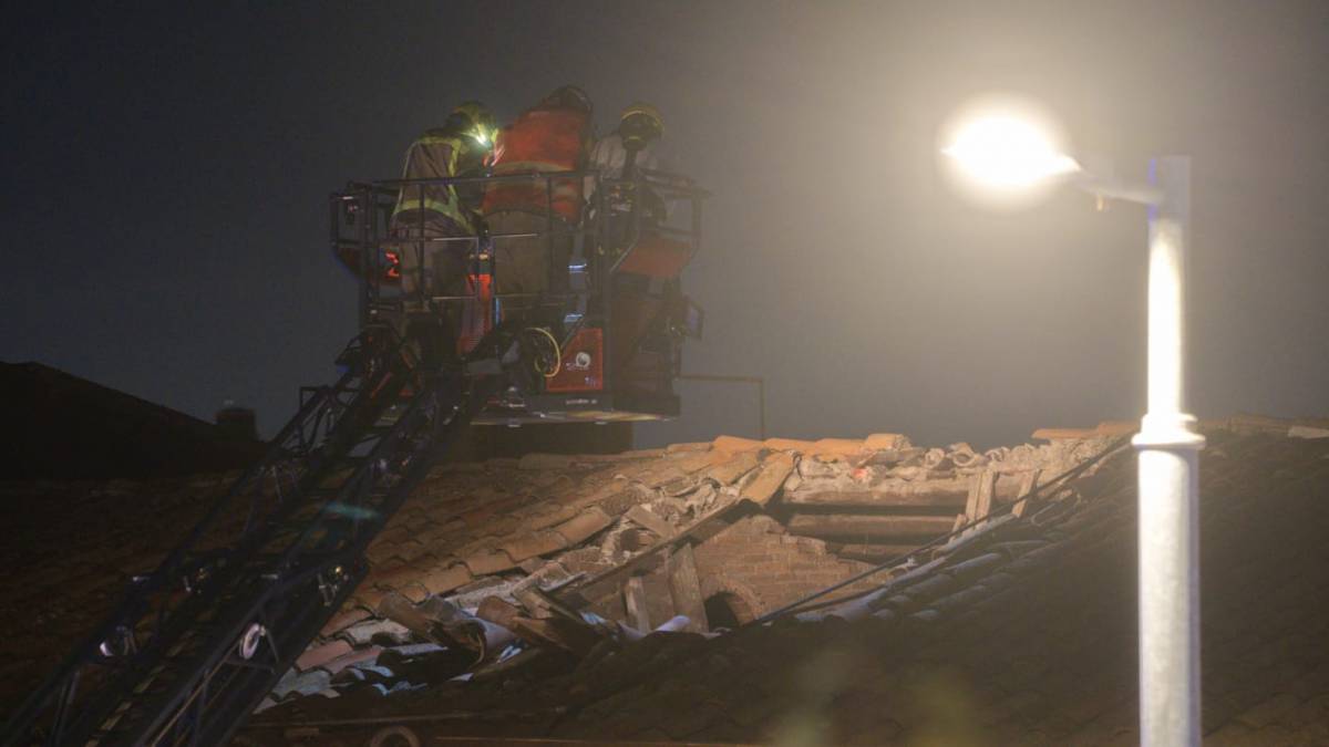 Ensurt al Segle XX: s'ensorra la teulada d'una casa a la carretera de Montcada