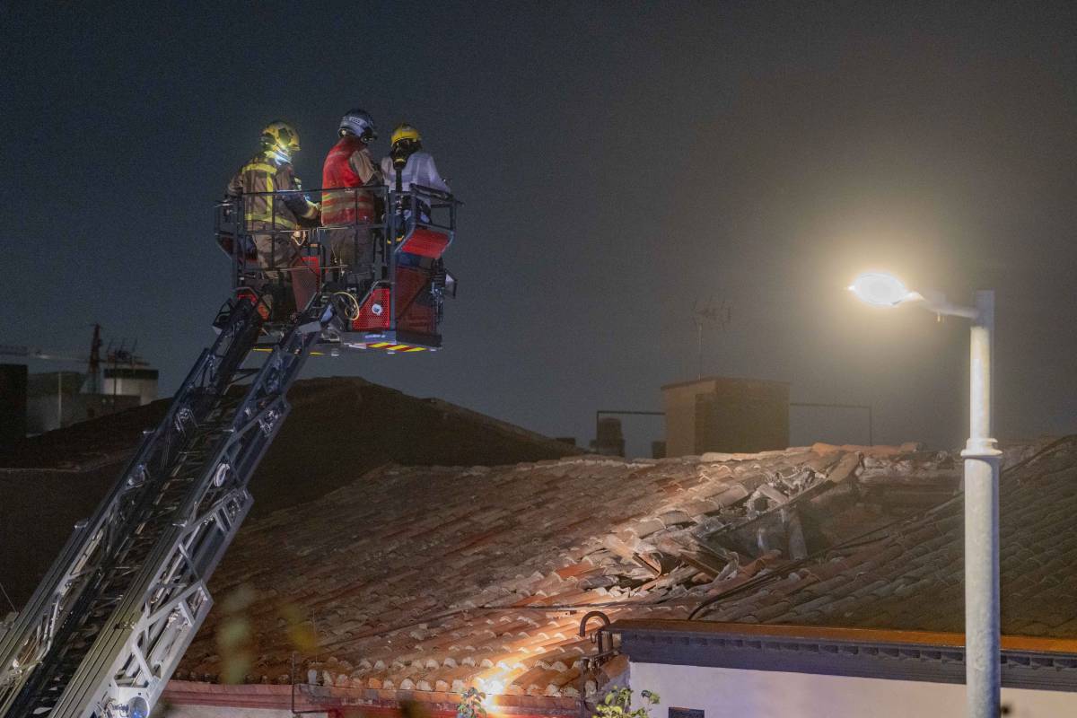 Ensurt al Segle XX: s'ensorra la teulada d'una casa a la carretera de Montcada