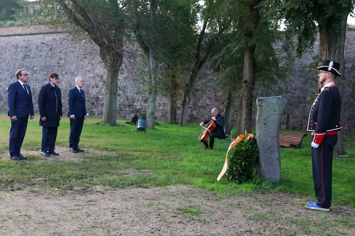 Illa, Rull i Collboni homenatgen Lluís Companys amb una ofrena al monòlit al president al Fossat de Santa Eulàlia