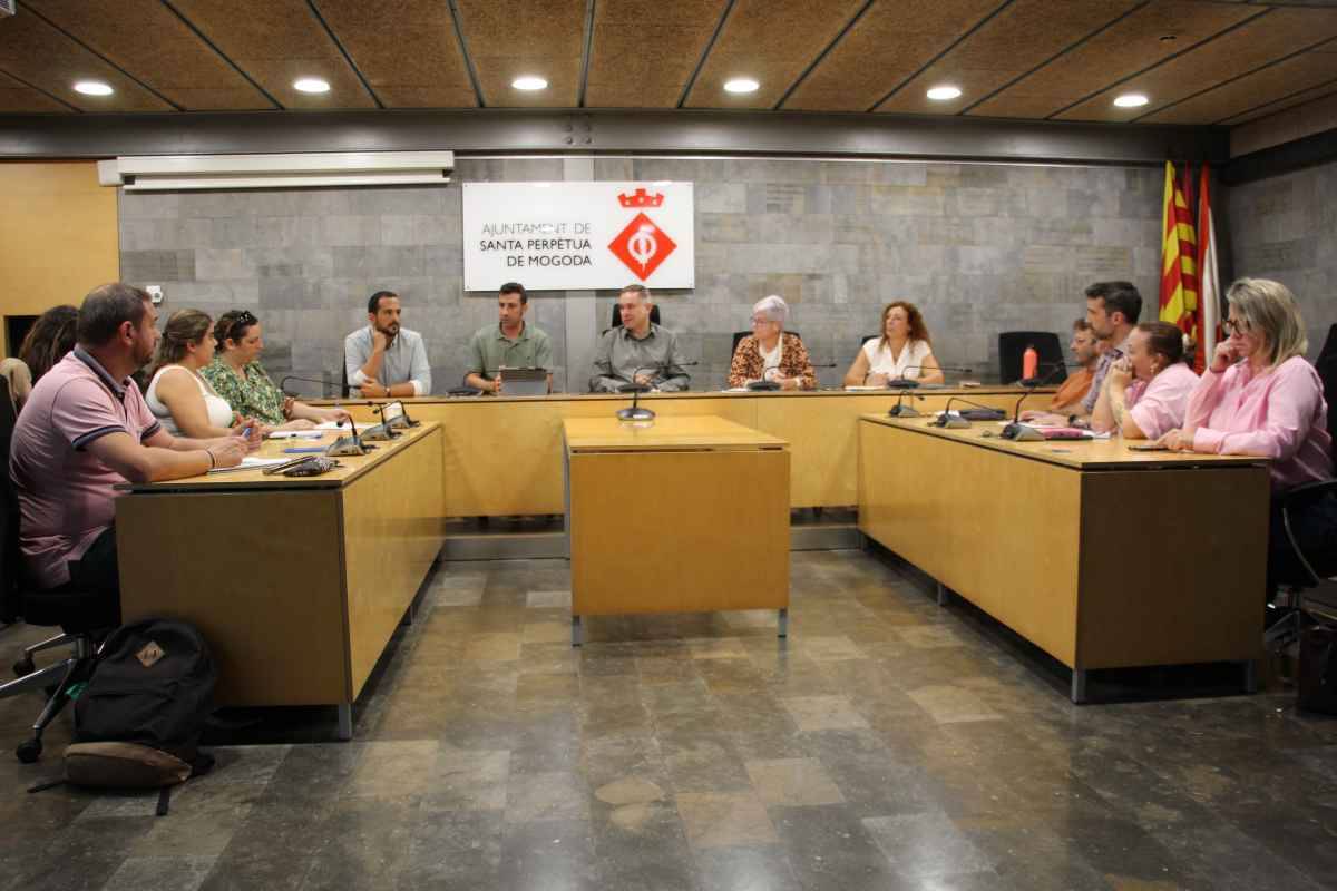 Reunió entre Ajuntament i escoles per defnir el full de ruta per a la climatització dels centres a Santa Perpètua