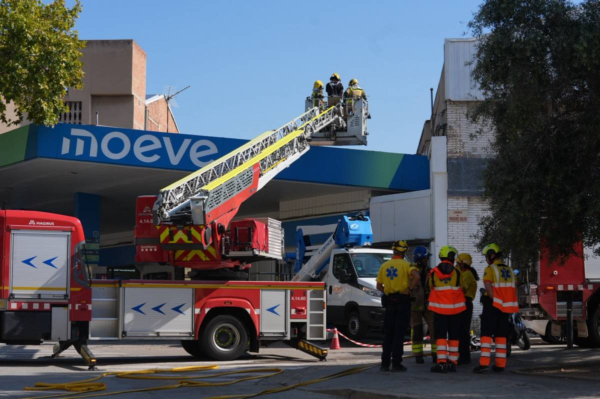 FOTOS | Un incendi en una benzinera de Sabadell obliga a aturar el servei i evacuar-la