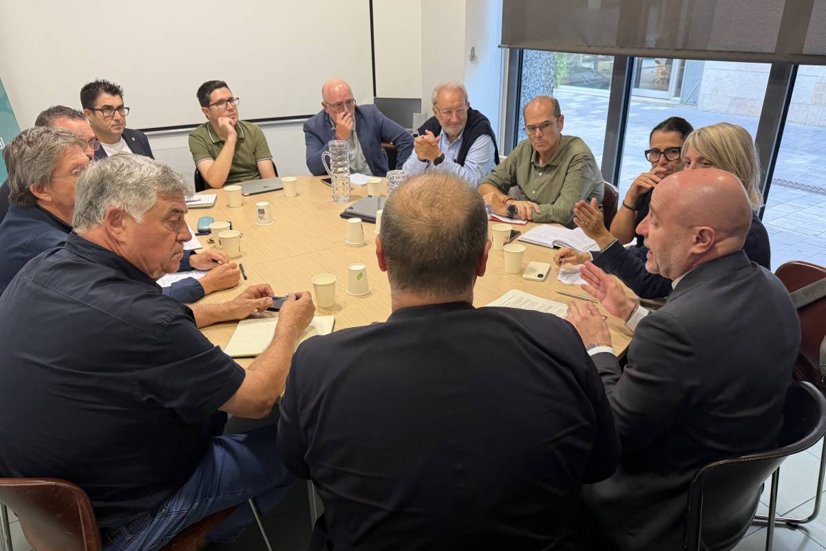 La reunió dels alcaldes amb el delegat del govern espanyol al Vallès Oriental - ACN La reunió dels alcaldes amb el delegat del govern espanyol al Vallès Oriental