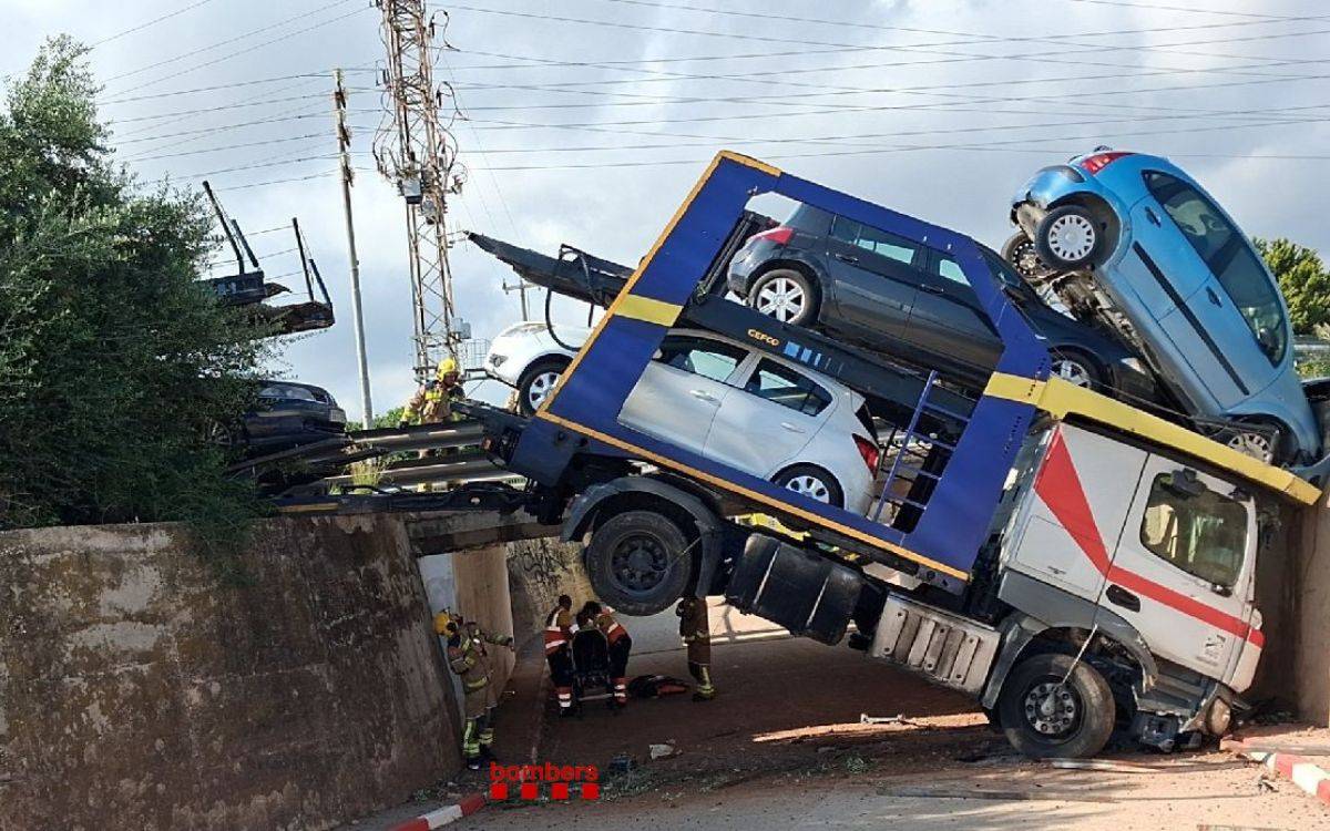 Un camió carregat de cotxes xoca contra una torre d'alta tensió a l'N-340 al Vendrell i cau per un terraplè
