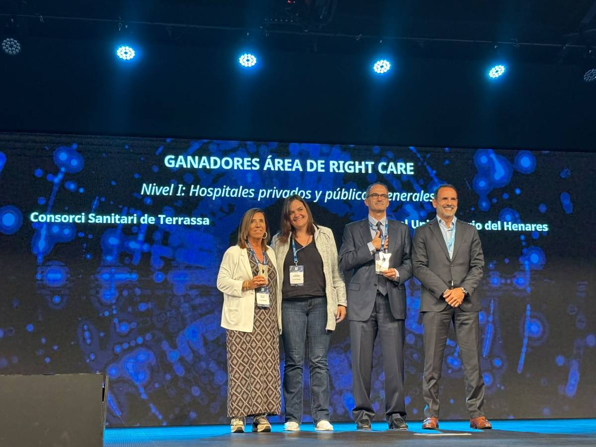 L'equip del CST recollint el reconeixement - 