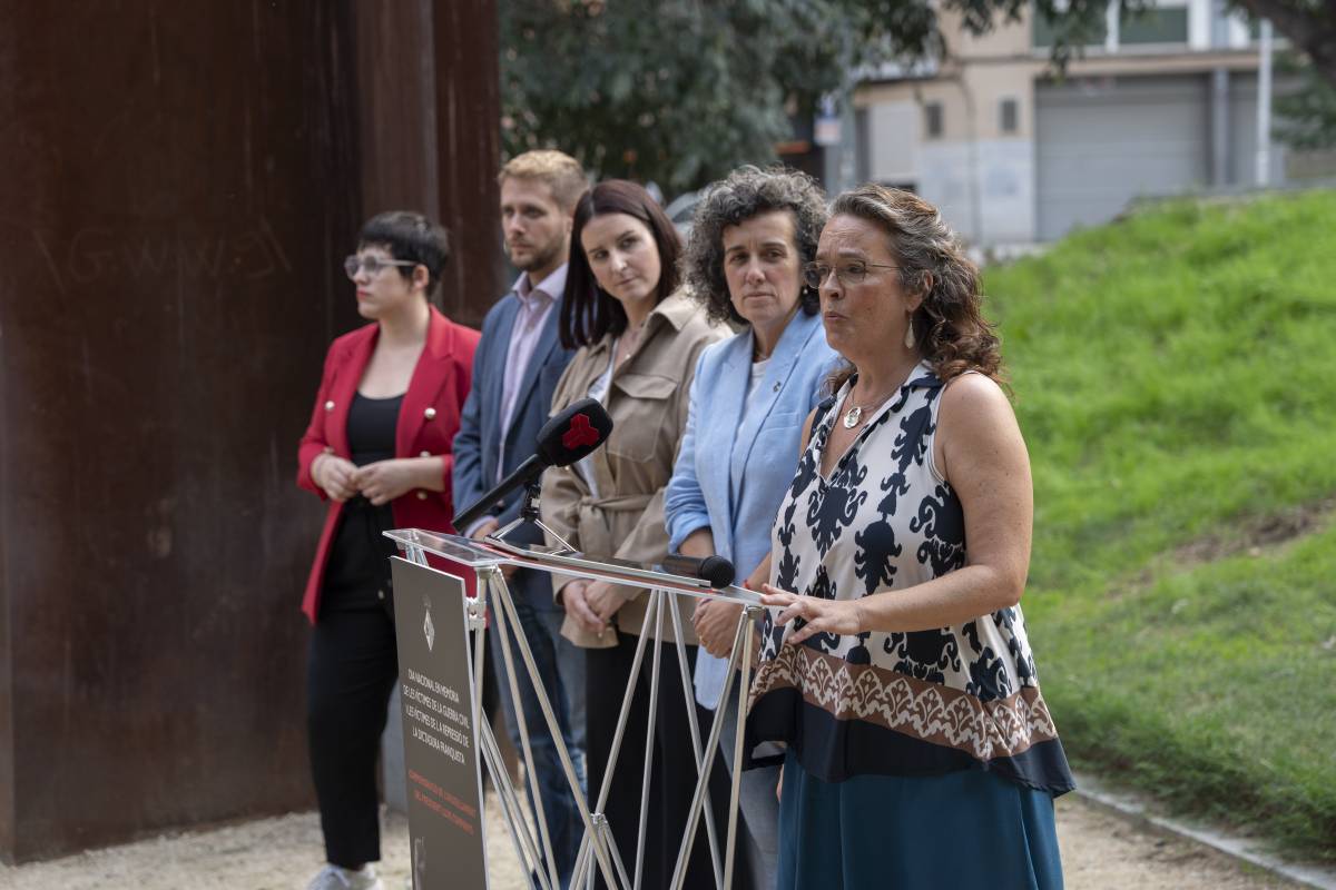 La cerimònia ha comptat amb l`assistència de representants municipals. A la dreta del tot, la cantant Mariona Pallarch - ALBERTO TALLÓN La cerimònia ha comptat amb l`assistència de representants municipals. A la dreta del tot, la cantant Mariona Pallarch