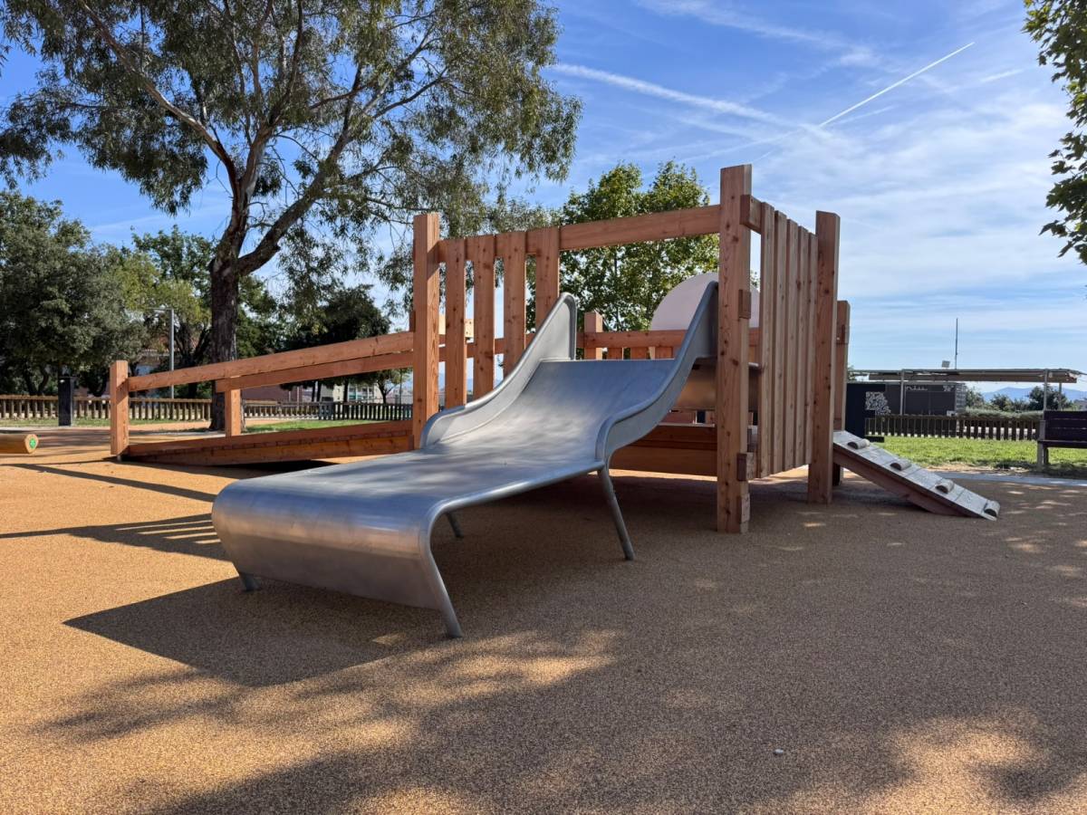 L`àrea de jocs infantils renovada al parc de Can Gambús - CEDIDA L`àrea de jocs infantils renovada al parc de Can Gambús