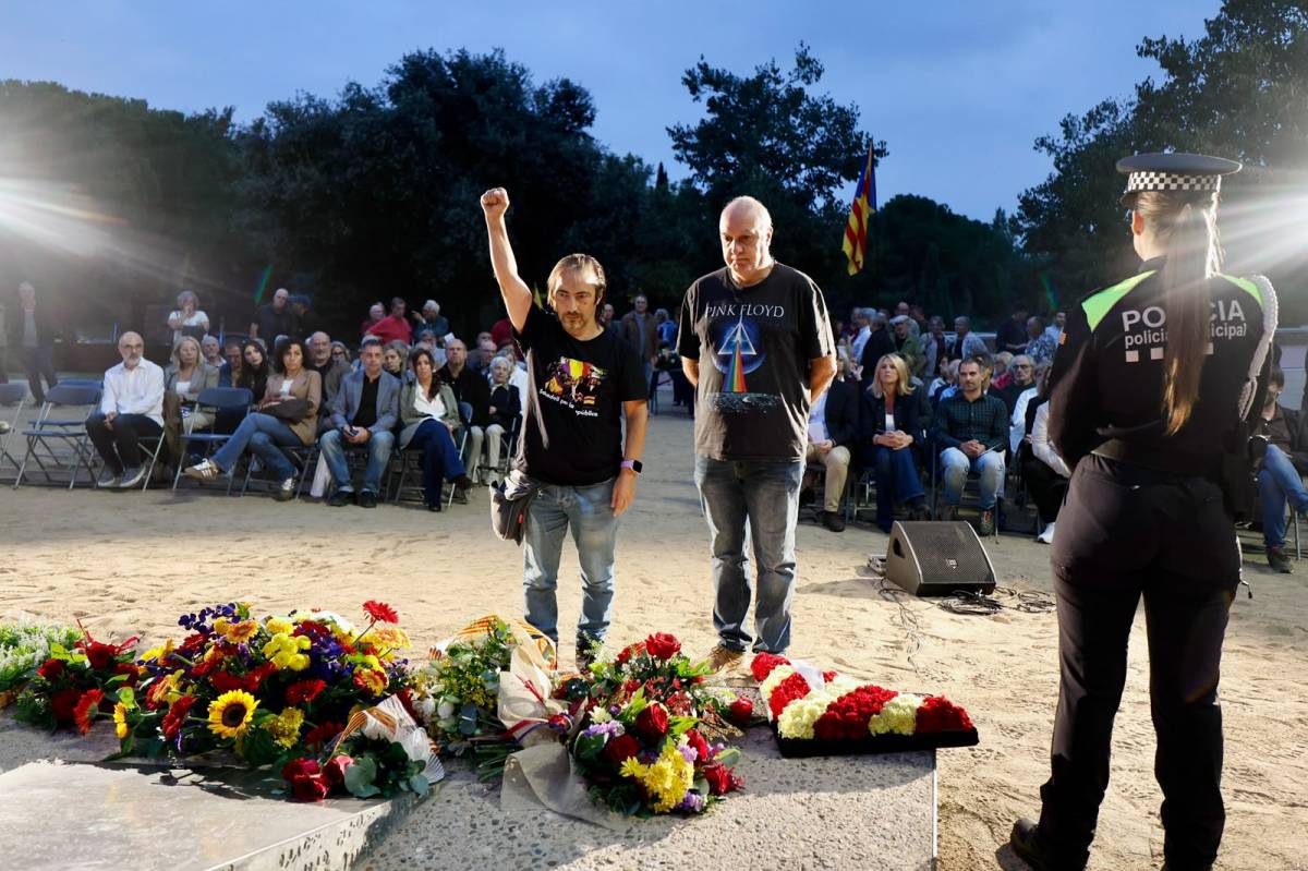 L'ofrena floral de l'entitat Sabadell per la República - JUANMA PELÁEZ