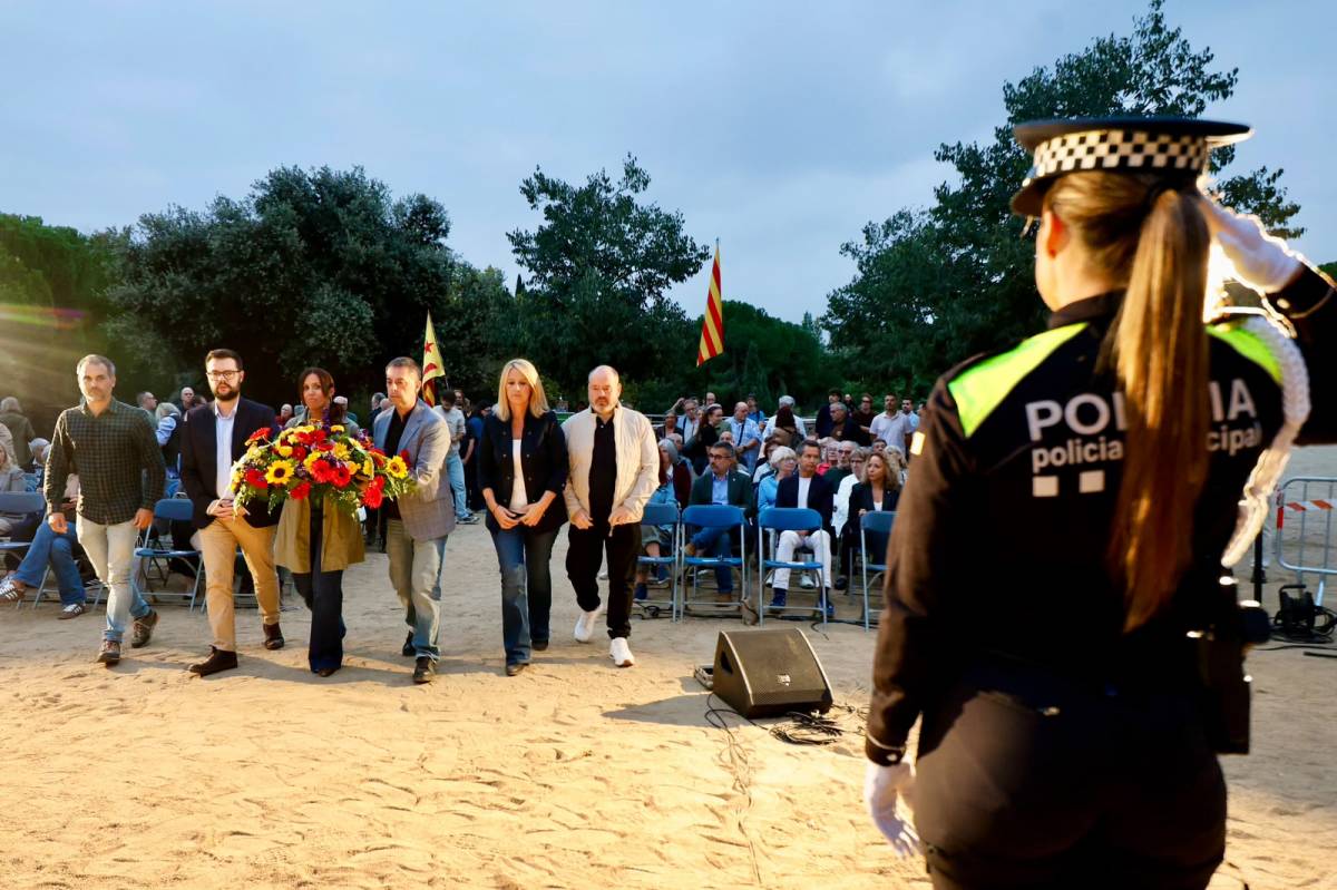 L'ofrena floral amb els diferents grups polítics - JUANMA PELÁEZ