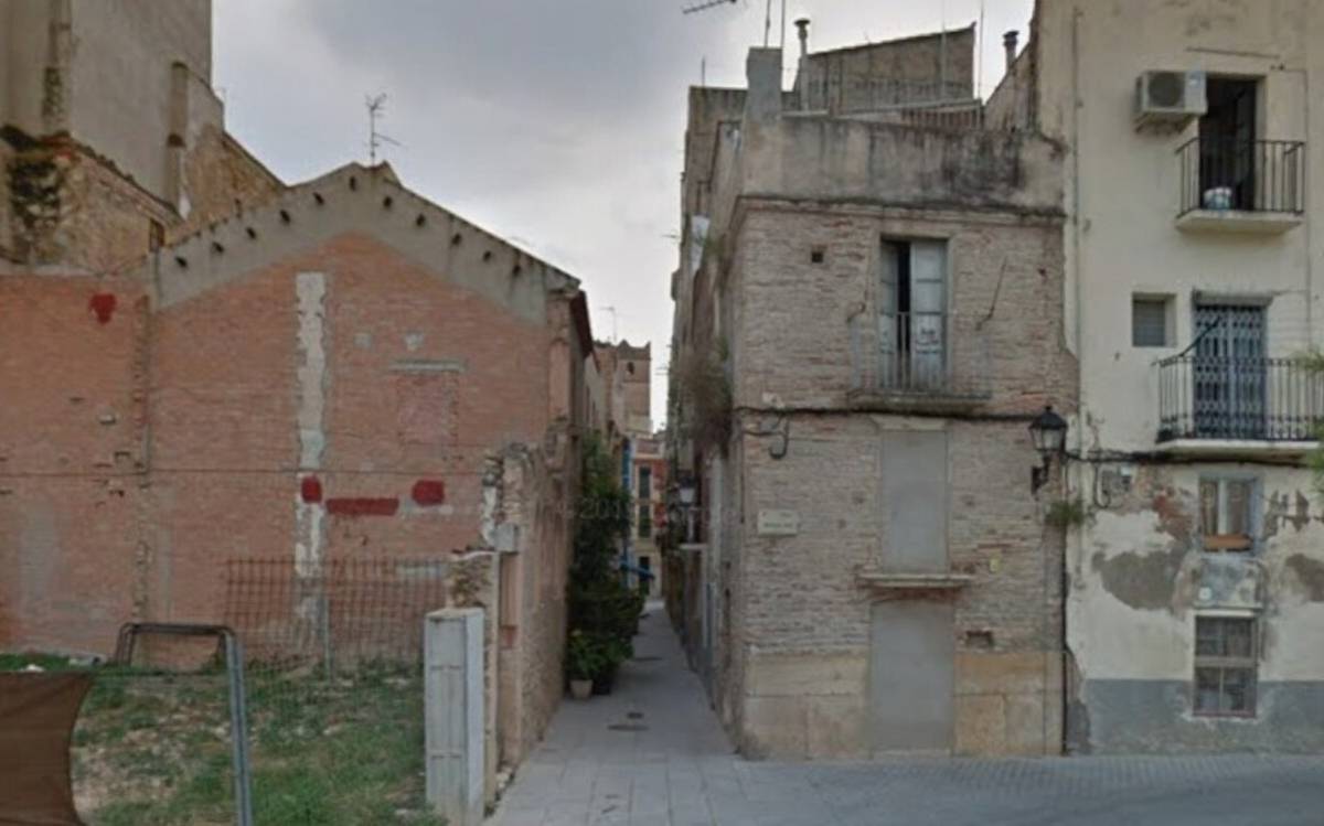 Desallotgen dos finques a Tortosa pel col·lapse d’una casa deshabitada