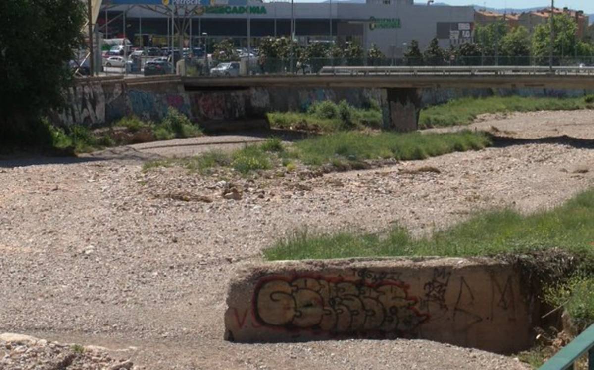 Terrassa repara d’urgència un mur de contenció de la riera de les Arenes malmès pels aiguats