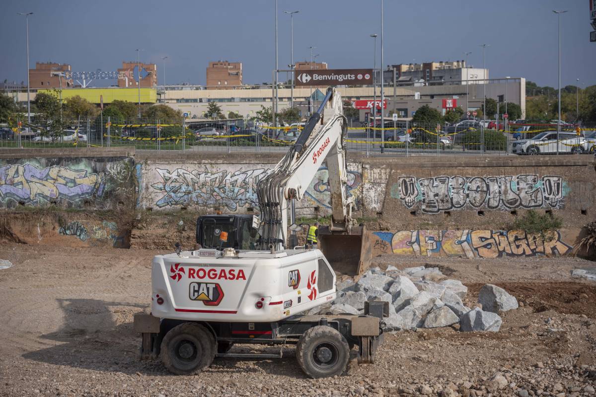 Actuació d’emergència per estabilitzar un mur de contenció a la riera de les Arenes després dels episodis de pluja