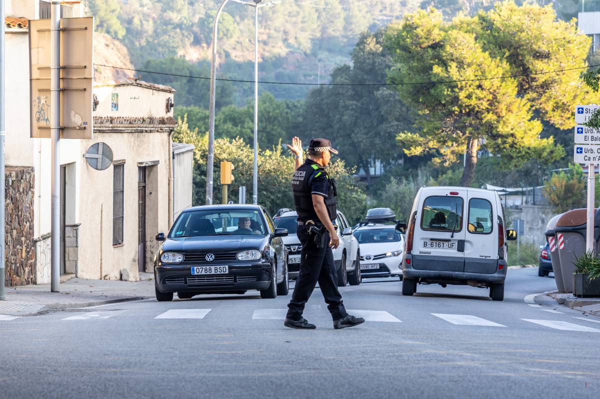 Trànsit a l`entrada al poble de Castellar des de les urbanitzacions