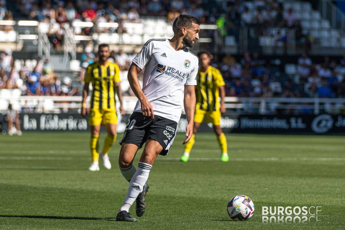 Sierra acumula sis temporades, en dues etapes, a El Plantío, on va signar després del seu pas pel Sabadell - Burgos CF Sierra acumula sis temporades, en dues etapes, a El Plantío, on va signar després del seu pas pel Sabadell