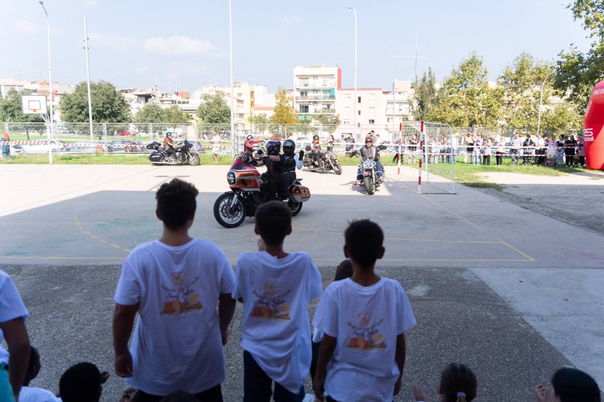 Alumnes de l`escola i motoristes de REDRUM SPAIN - DAVID CHAO Alumnes de l`escola i motoristes de REDRUM SPAIN