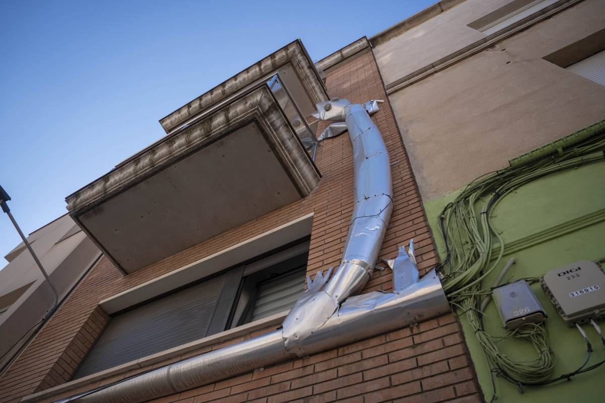 Aquesta figura es va fer per tapar els cables de l’entramat elèctric d`un edifici de la ciutat - NEBRIDI ARÓZTEGUI Aquesta figura es va fer per tapar els cables de l’entramat elèctric d`un edifici de la ciutat