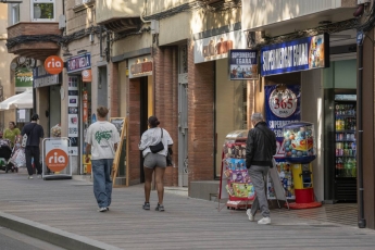 Terrassa congela l’obertura de botigues de 24 hores i salons d’ungles