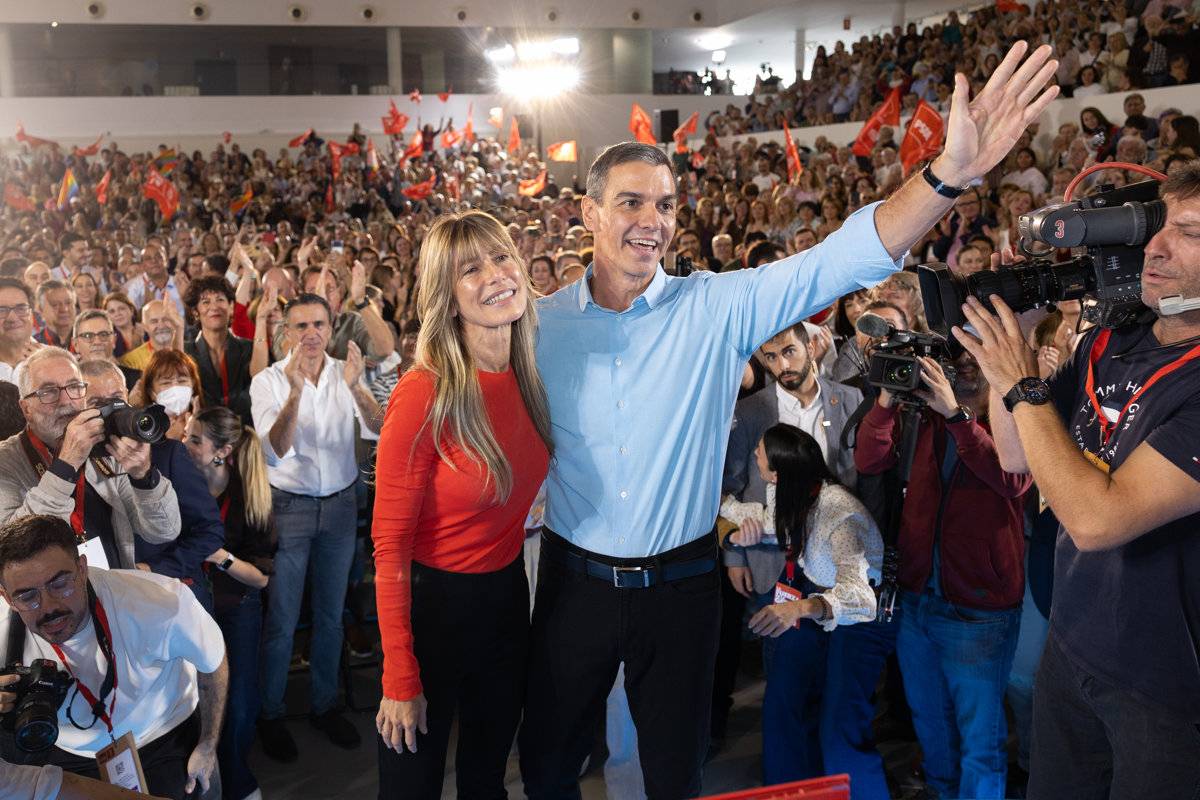 Pedro Sánchez i Begoña Gómez, la seva dona, aquest dissabte a Fuenlabrada - Jesús Hellín / Europa Press