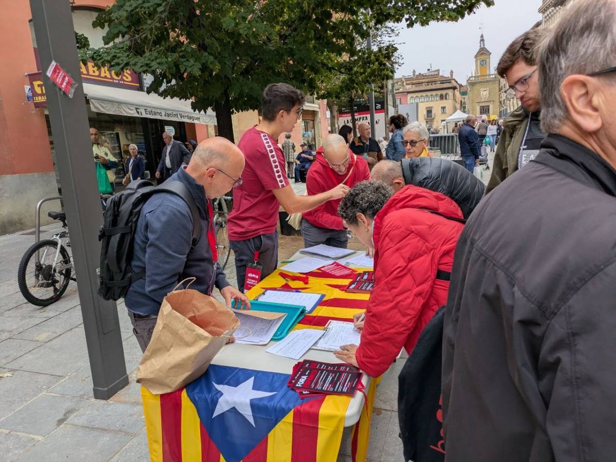 Alhora denuncia «la intimidació» policial a Vic mentre recollia signatures per presentar-se al 29-N