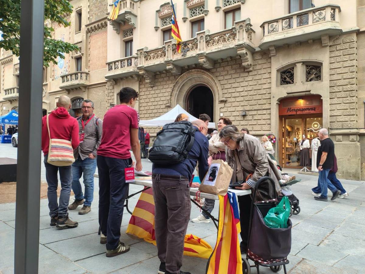 Alhora denuncia «la intimidació» policial a Vic mentre recollia signatures per presentar-se al 29-N